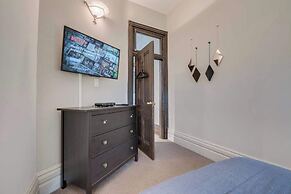 Casa Hotels: Chic Industrial 2nd Floor Suite