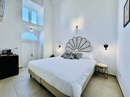 Palazzo Bougainvillea by Ritardo Aereo