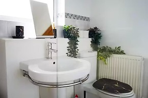 Sleeps 6 - Parking - Garden - Wifi - Bbq