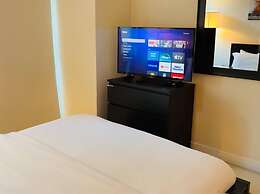 Stylish Cozy 1bedroom Condo in Square one Centre