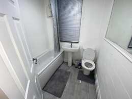 Spacious 4BR House, Garden Retreat, Parking