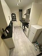 Spacious 4BR House, Garden Retreat, Parking