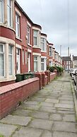 Spacious 4BR House, Garden Retreat, Parking