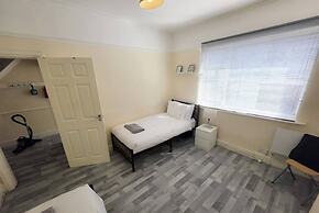Spacious 4BR House, Garden Retreat, Parking