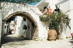 White Tinos Luxury Suites