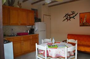 Yellow Bird Apartment