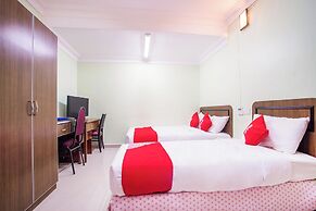 Super OYO 89363 Casavilla Hotel