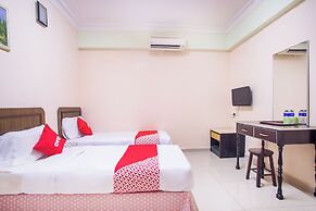 Super OYO 89363 Casavilla Hotel