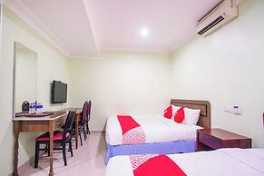 Super OYO 89363 Casavilla Hotel