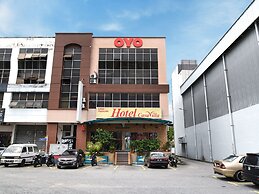 Super OYO 89363 Casavilla Hotel