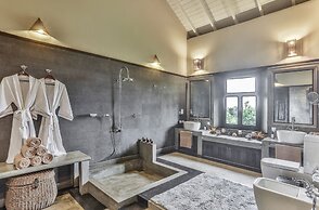 Villa Mayurana By Edwards Collection