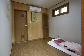 Go Woon Dang Hanok Guest House