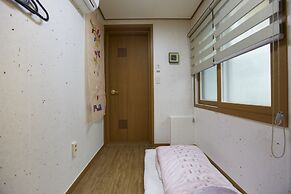 Go Woon Dang Hanok Guest House