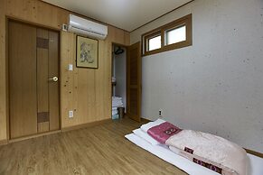 Go Woon Dang Hanok Guest House