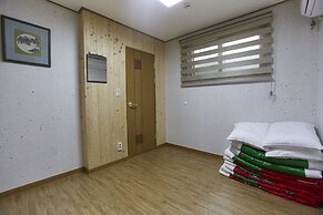 Go Woon Dang Hanok Guest House