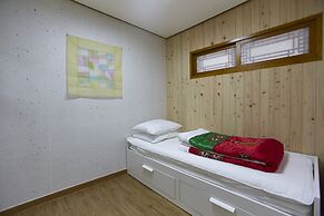 Go Woon Dang Hanok Guest House