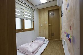 Go Woon Dang Hanok Guest House