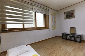 Go Woon Dang Hanok Guest House