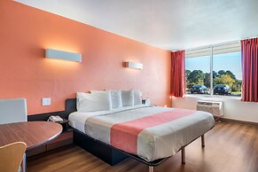 Motel 6 Connellys Springs, NC