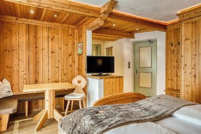 Hotel Alpenstolz