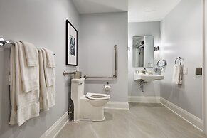 124 on Queen Hotel & Spa