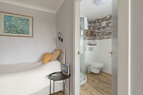 Braeburn Guest House / B&B