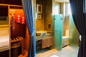 Kroque Boutique & Bistro