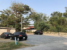 Kroque Boutique & Bistro