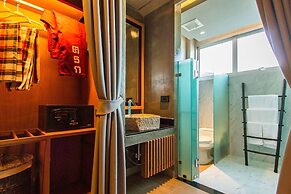 Kroque Boutique & Bistro