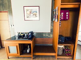 Kroque Boutique & Bistro