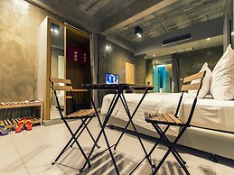 Kroque Boutique & Bistro