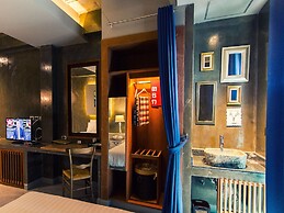 Kroque Boutique & Bistro