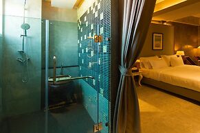 Kroque Boutique & Bistro