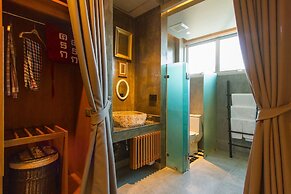 Kroque Boutique & Bistro