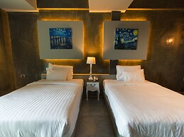 Kroque Boutique & Bistro