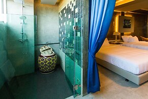 Kroque Boutique & Bistro