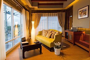 Kroque Boutique & Bistro