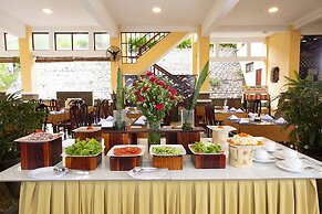 Hon Rom Central Beach Resort