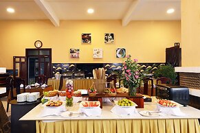 Hon Rom Central Beach Resort