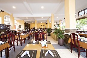 Hon Rom Central Beach Resort