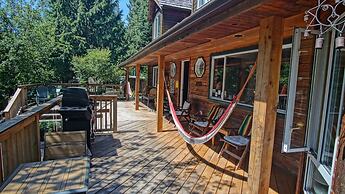 Up The Creek Backpacker's Lodge