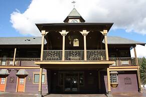 Hearthstone Elegant Lodge by the River