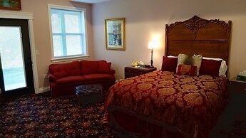 Hearthstone Elegant Lodge by the River