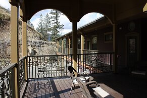 Hearthstone Elegant Lodge by the River