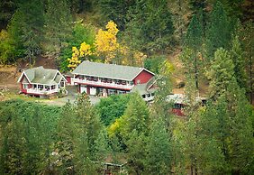 Hearthstone Elegant Lodge by the River