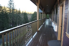 Hearthstone Elegant Lodge by the River