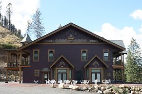 Hearthstone Elegant Lodge by the River