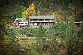 Hearthstone Elegant Lodge by the River