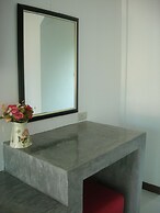 Baan Rim Klong Resort