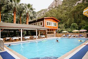 Canada Hotel & Bungalows